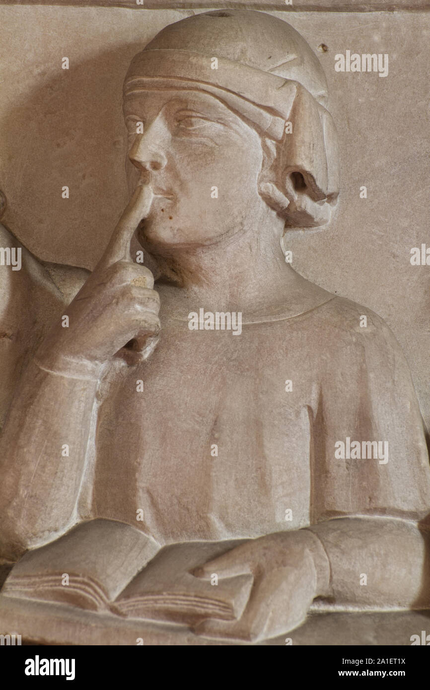 L'apprendimento attivo (uno studioso con un dito sulle sue labbra ascoltando con attenzione e riflettere) - dettaglio del Cino da Pistoia la tomba - Duomo - Pistoia Foto Stock