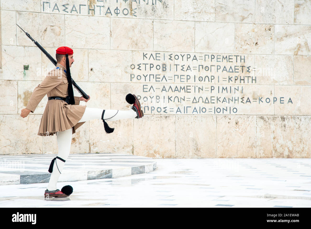 Evzone soldati greci con le medicazioni tradizionali e le pistole sfilando davanti alla tomba del milite ignoto in fro Foto Stock