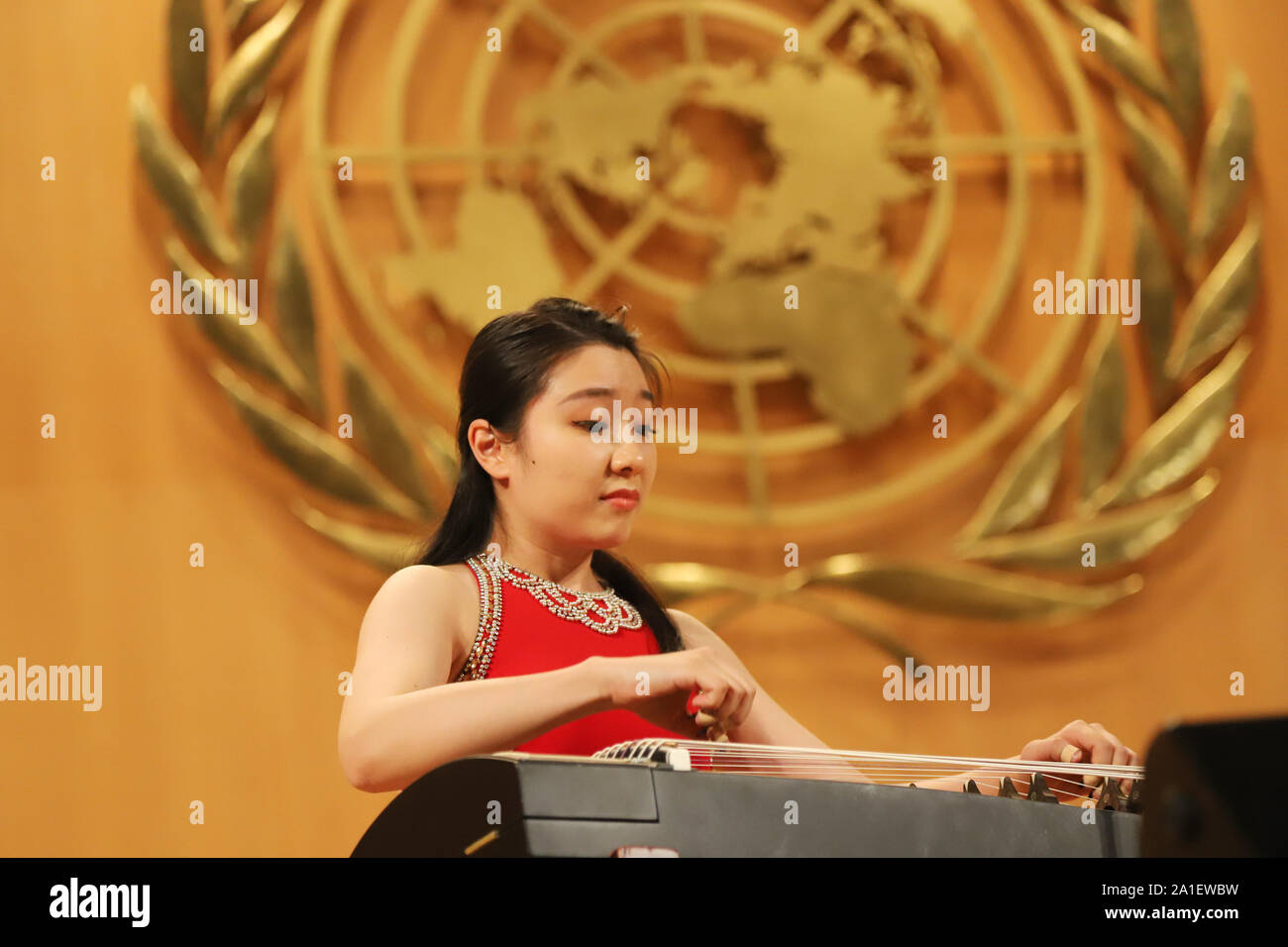 Ginevra. Xxv Sep, 2019. Un artista compie durante un concerto per celebrare il settantesimo anniversario della fondazione della Repubblica Popolare Cinese presso il Palais des Nations a Ginevra, Sett. 25, 2019. Credito: Chen Junxia/Xinhua/Alamy Live News Foto Stock
