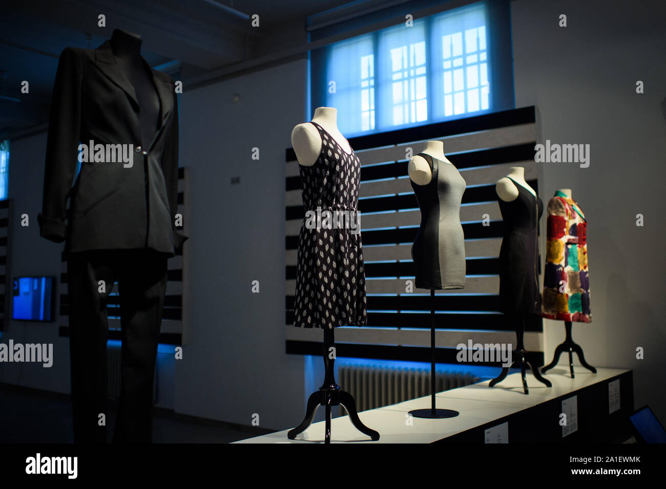 Berlino, Germania. 26 Sep, 2019. I vestiti sono disponibili nella zona di  ingresso della mostra speciale "fast fashion. I lati oscuri della moda" nel  Museo delle culture europee. La mostra si occupa