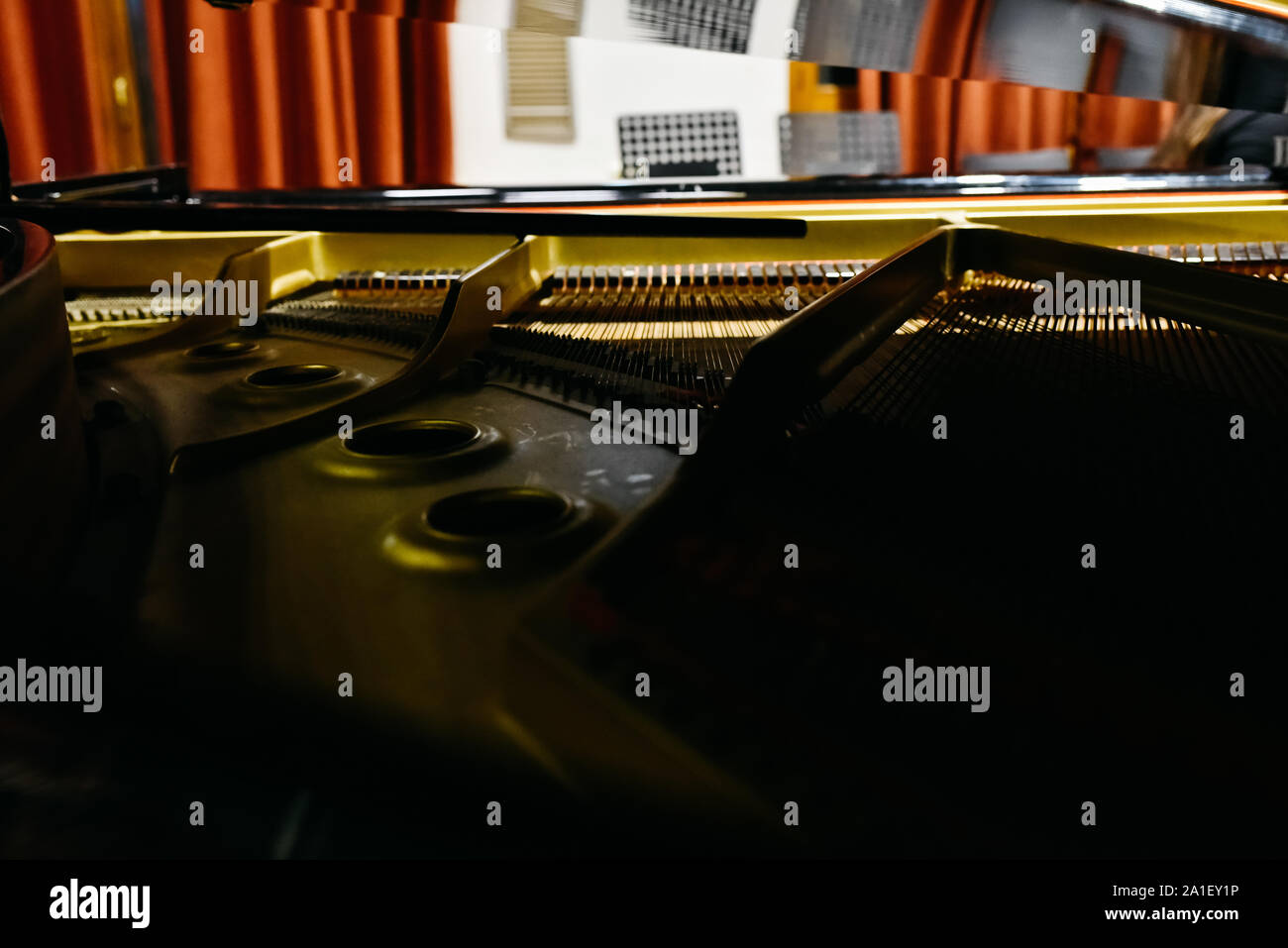 Dettaglio della parte interna di un pianoforte con la tavola armonica, stringhe e le spine. Foto Stock