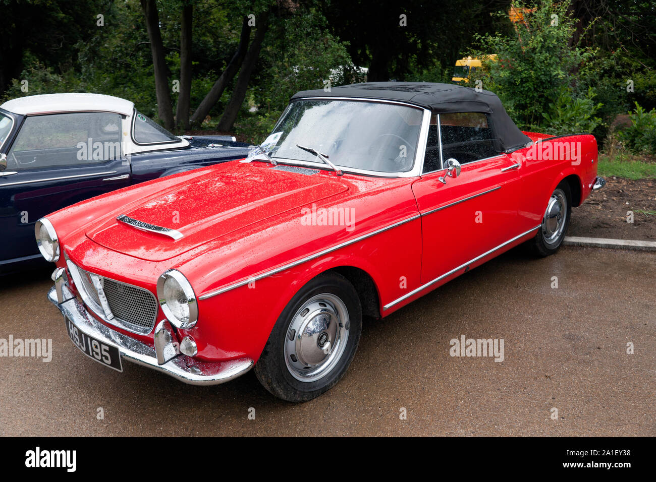 Tre quarti frontale di un rosso,1962 Fiat 1200 Cabriolet sul display esterno la Residenza nel luogo Beckenham Park, Lewisham Foto Stock
