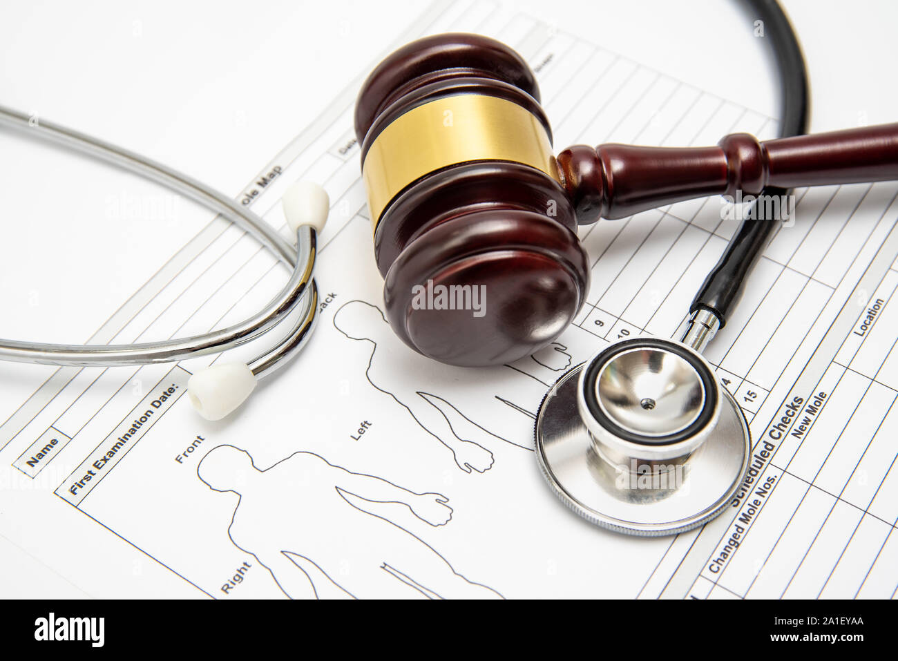 Un giudice in legno martello e uno stetoscopio su un diagramma di medici. Medical controversia concetto. Foto Stock