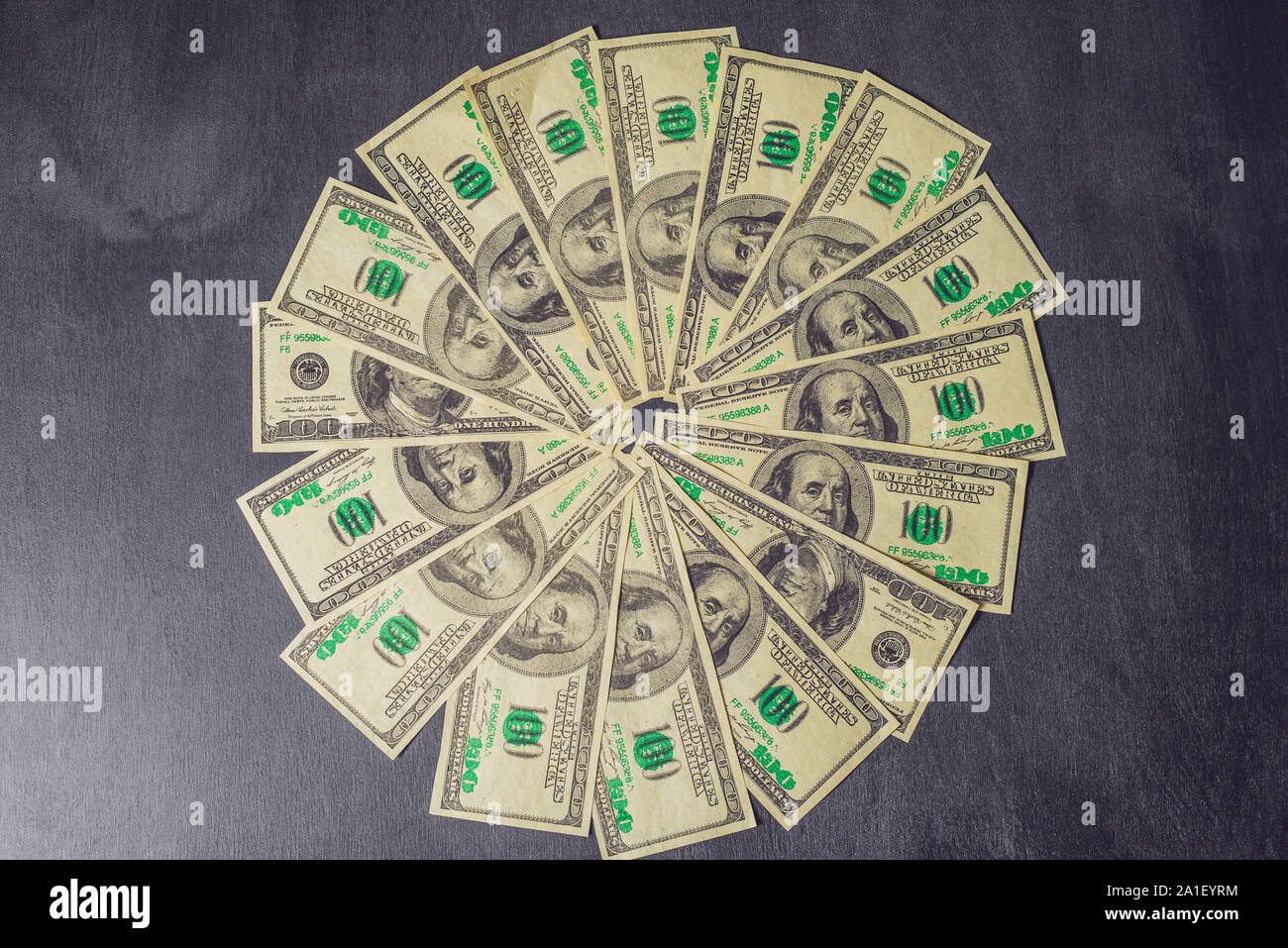 Banconote da cento dollari su sfondo nero sfondo di ardesia Foto Stock