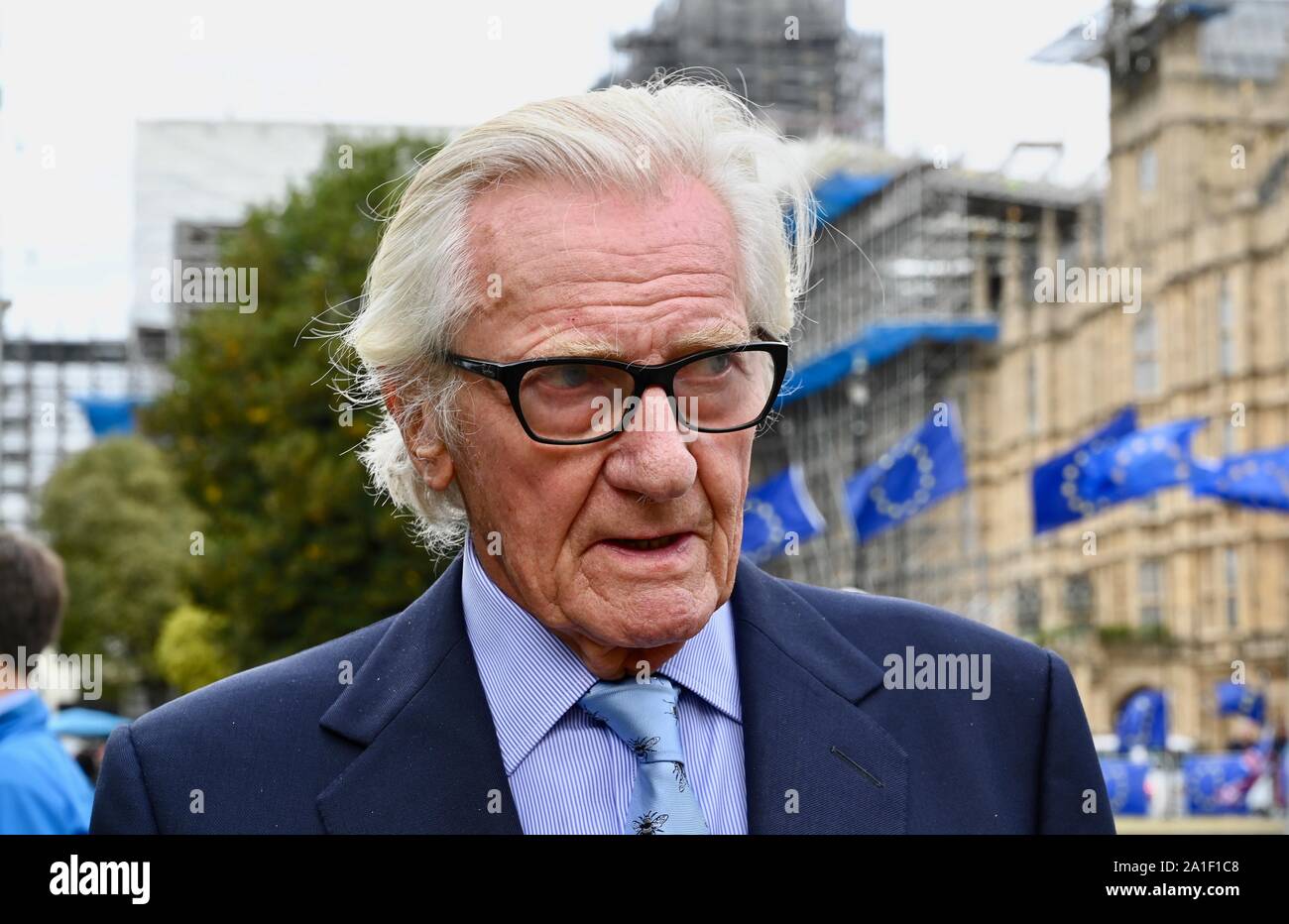 Signore Heseltine. Ha dato interviste su College Green il giorno in cui il Parlamento è stato ricordato. Houses of Parliament, Westminster, London. Regno Unito Foto Stock