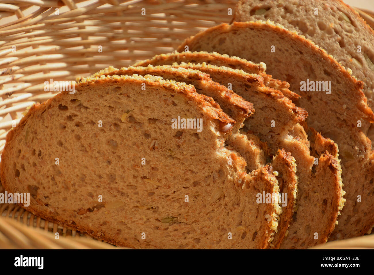 Emmer pane, fette di farro pane nel cestino della colazione Foto Stock