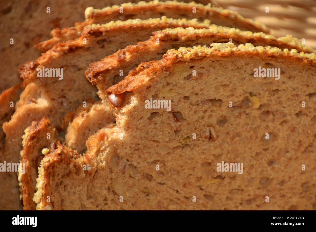 Close-up di fettine di pane di farro come un sano ed ecocompatibile, sullo sfondo delle fette di farro focaccia nel cestino della colazione Foto Stock