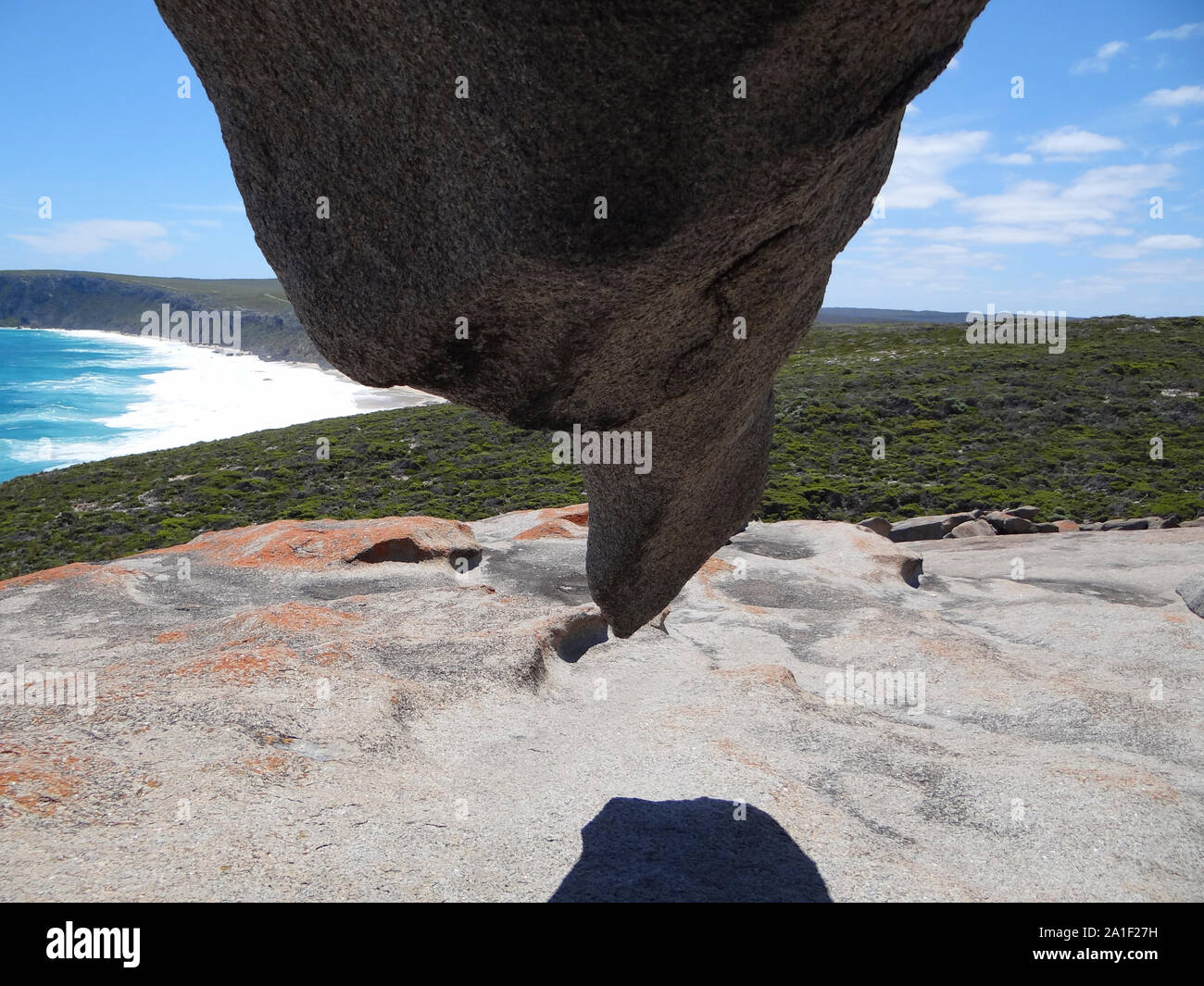 Una formazione di Remarkable Rocks con l'azzurro del cielo e del mare sullo sfondo. Foto scattata su Kangaroo Island in Australia meridionale Foto Stock