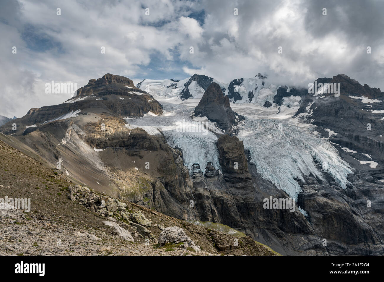 Blümlisalphütte SAC con ghiacciai circostanti e Blüemlisalp gruppo Foto Stock