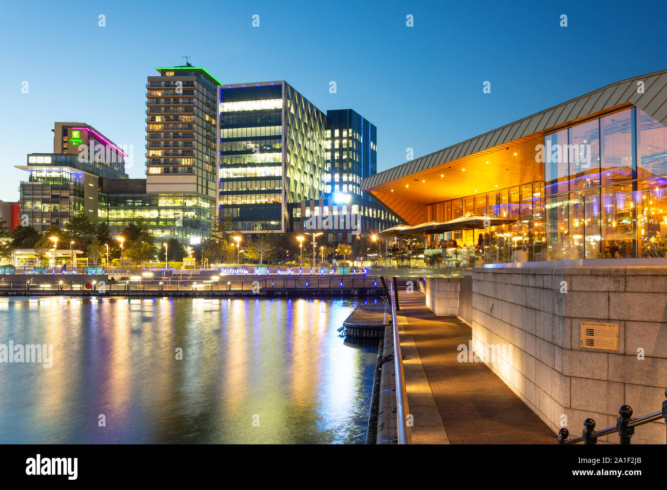 MediaCityUK alchimista e Bar al tramonto, Salford Quays, Salford, Greater Manchester, Inghilterra, Regno Unito Foto Stock