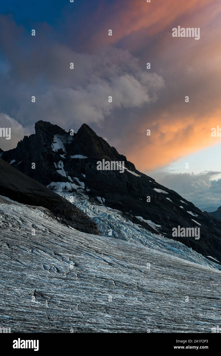 Sunset umore a Blümlisalpgletscher a Blümlisalphütte SAC Foto Stock