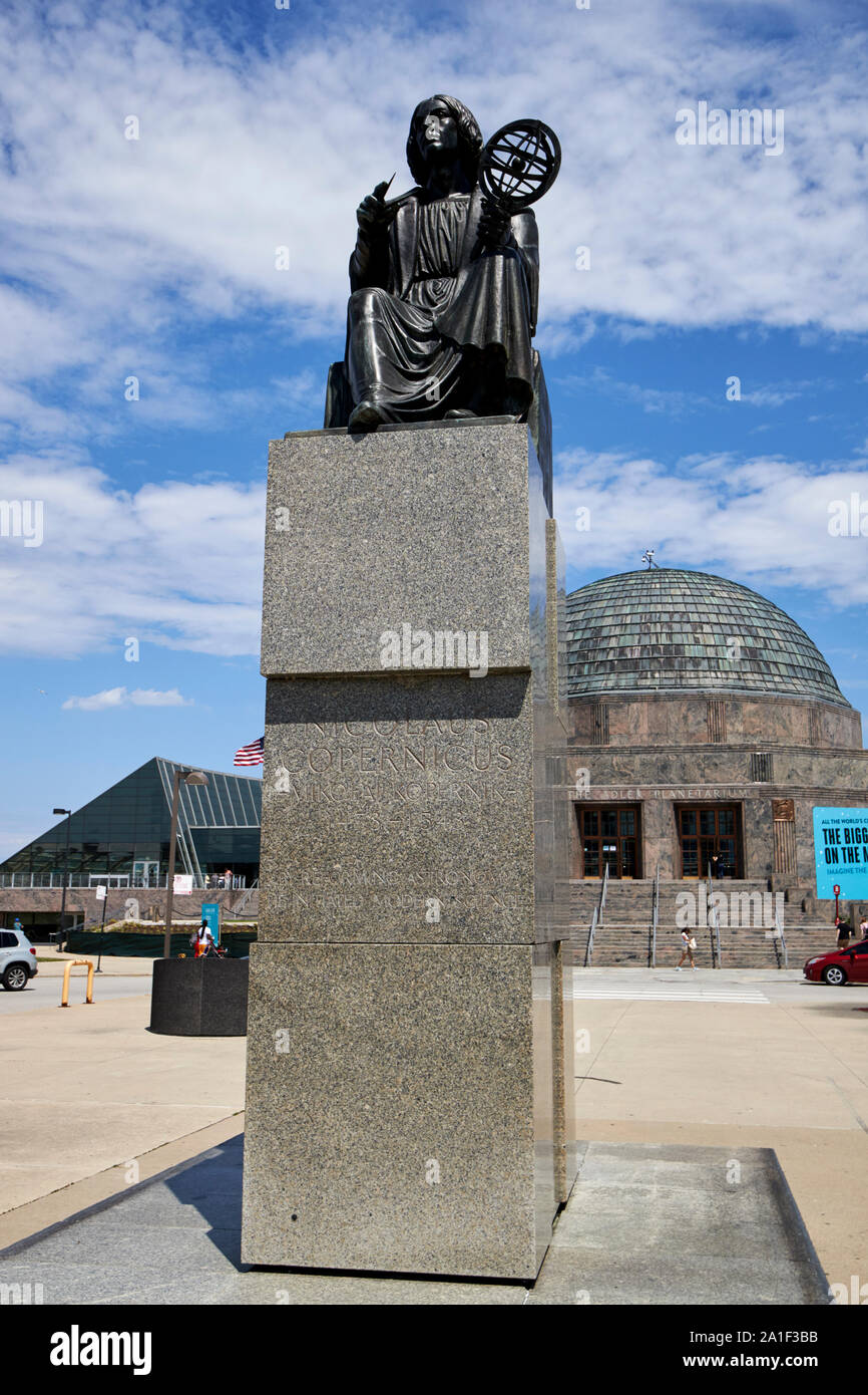 Statua di Nicolò Copernico fuori il Planetarium Adler di chicago, illinois, Stati Uniti d'America Foto Stock