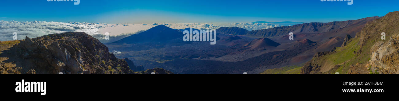 Paesaggio del cratere Haleakala su in una giornata di sole.Con un mare di ​​clouds in background. Fotografia scattata a Maui Hawaii Foto Stock