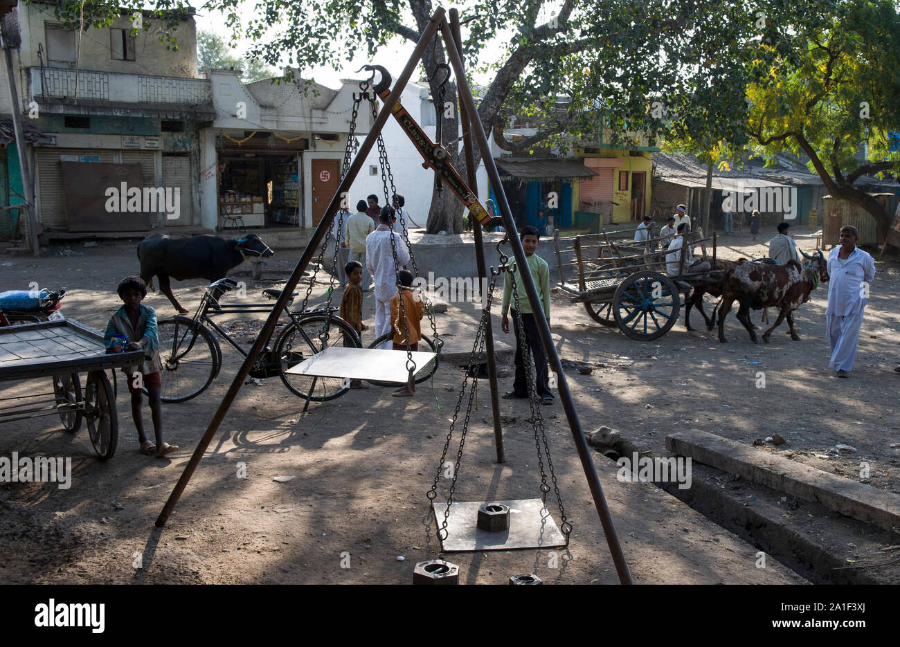 INDIA, Madhya Pradesh, Nimad regione, Khargone , Villaggio Mercato di pesare e vendere i loro raccolti come il cotone / INDIEN, Madhya Pradesh, Khargone, Dorf Markt mit Waage zum Ankauf landwirtschaftlicher Produkte Foto Stock