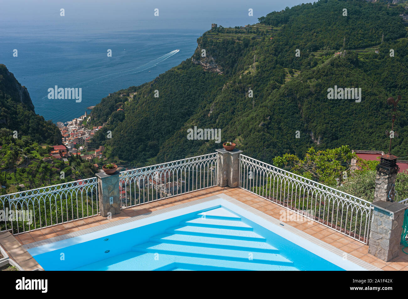 Splendida piscina sulle colline di Amalfi Foto Stock