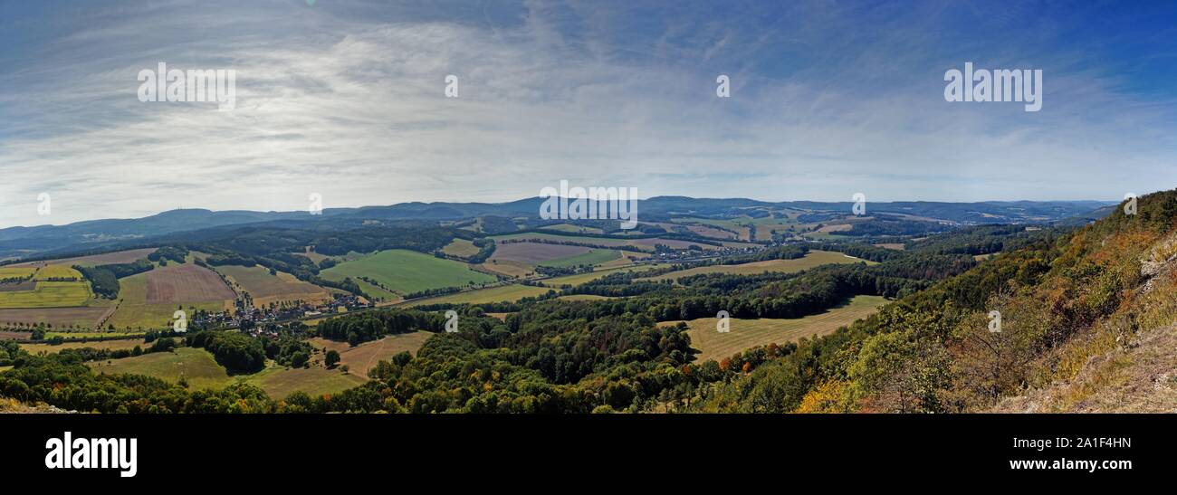 Vista dalla montagna Horselberg a Inselsberg e il castello di Wartburg Foto Stock