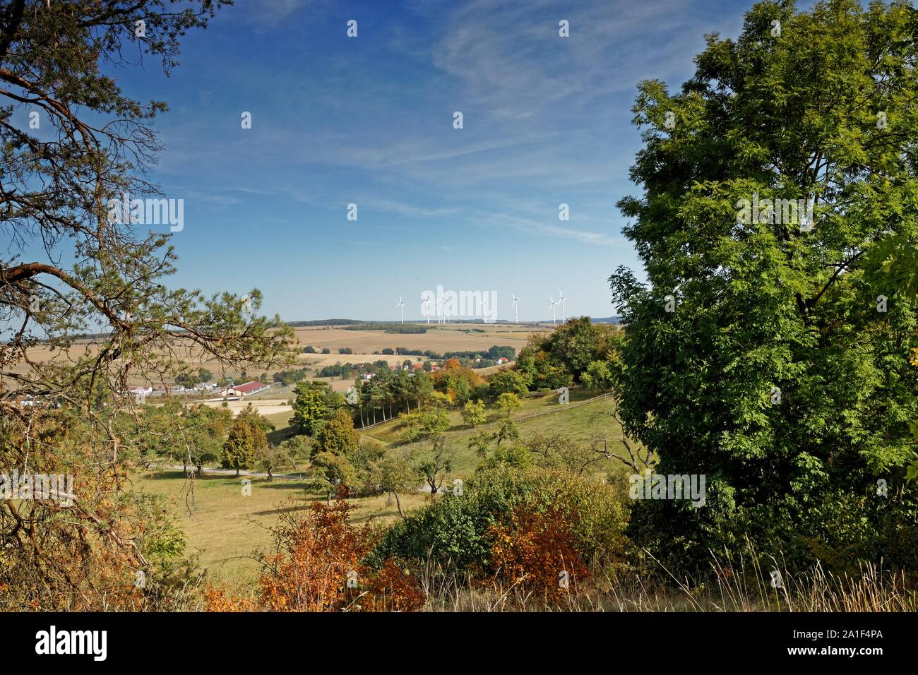 Vista dal Monte hörselberg vicino alla città di Gotha su campi e delle turbine a vento Foto Stock