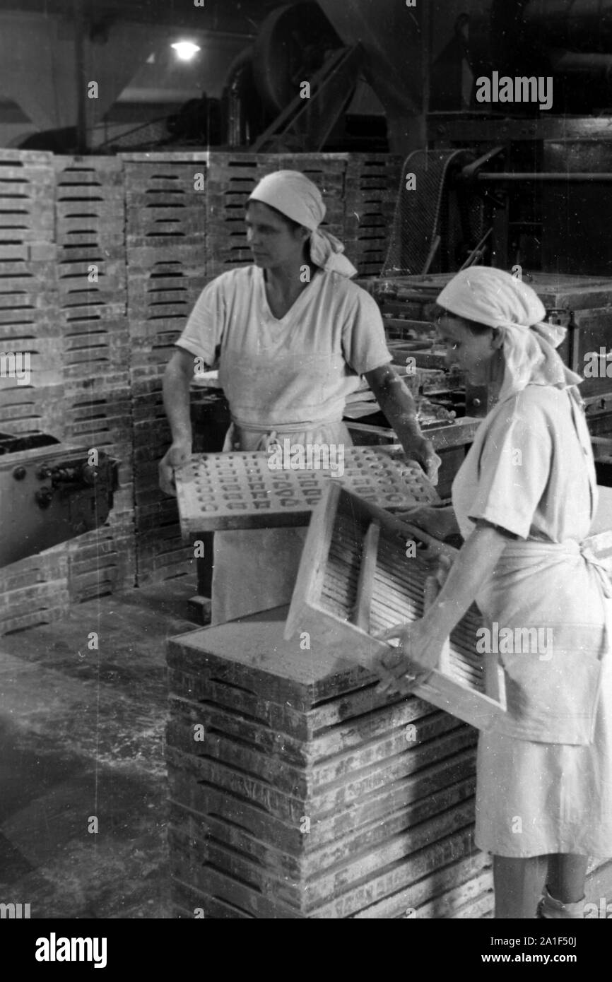 Schokoladenfabrik più a Halle (Saale), 1950er. La fabbrica di cioccolato più a Halle sul Saale, 1950s. Foto Stock