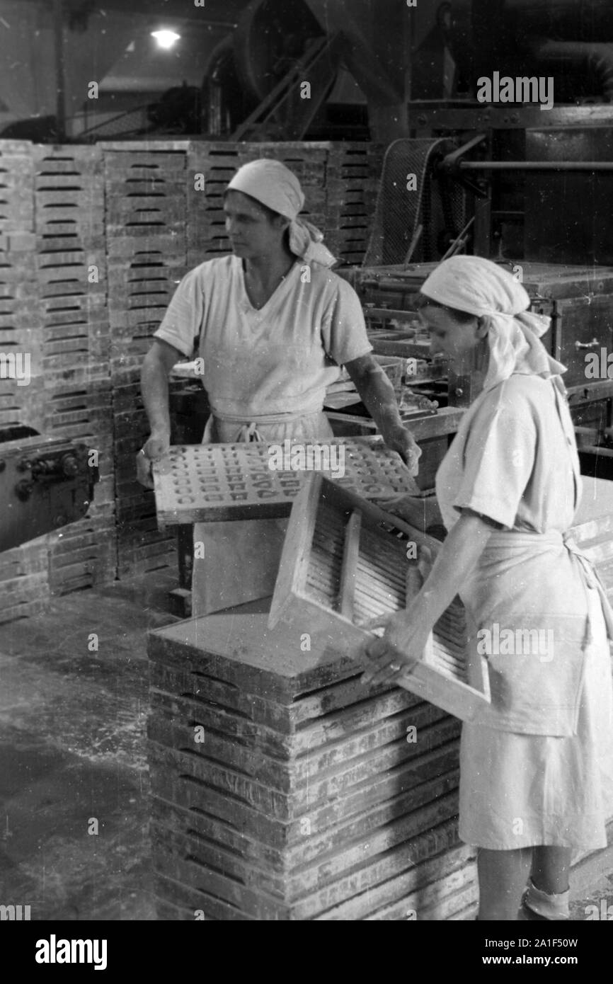 Schokoladenfabrik più a Halle (Saale), 1950er. La fabbrica di cioccolato più a Halle sul Saale, 1950s. Foto Stock