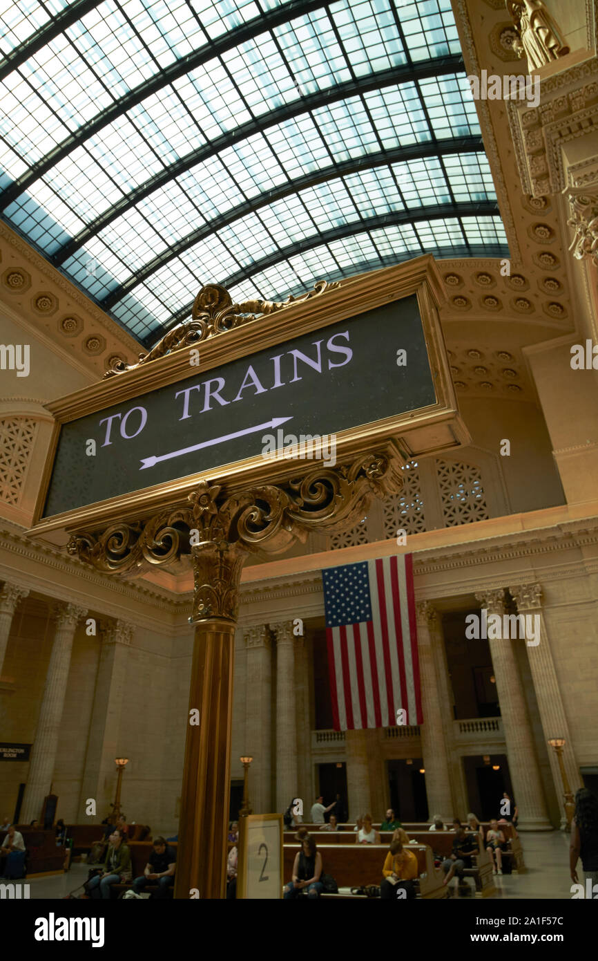 Ai treni della freccia di direzione all'interno della sala grande della Union Station di chicago, illinois, Stati Uniti d'America Foto Stock