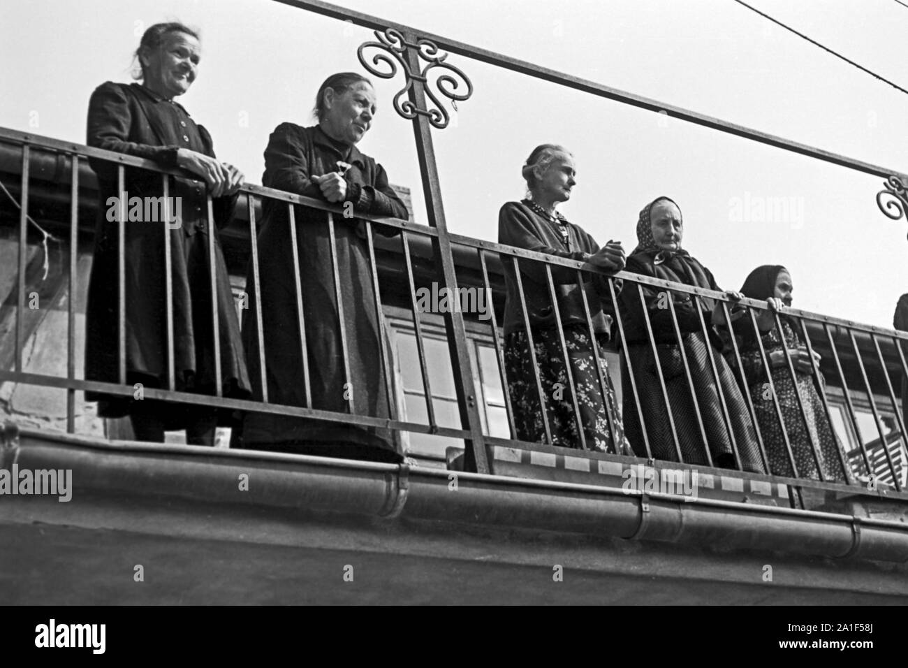 Ältere Frauen stehen auf einem Balkon eines Altersheims a Francoforte sull'Oder, Deutschland 1948. Donne anziane su un balcone di una vecchia casa di riposo a Frankfurt / Oder, Germania 1948. Foto Stock
