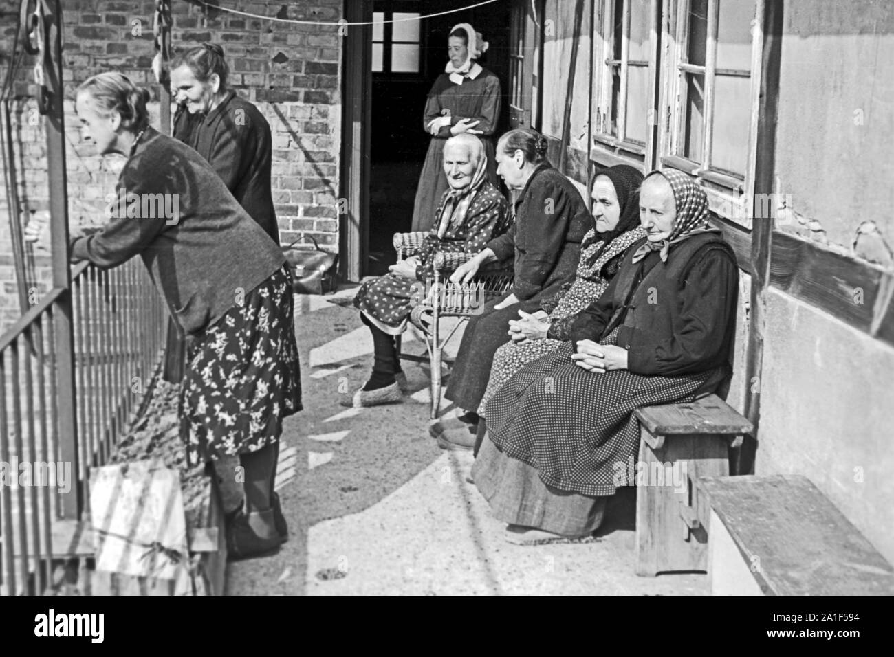 Ältere Frauen stehen auf einem Balkon eines Altersheims a Francoforte sull'Oder, Deutschland 1948. Donne anziane su un balcone di una vecchia casa di riposo a Frankfurt / Oder, Germania 1948. Foto Stock