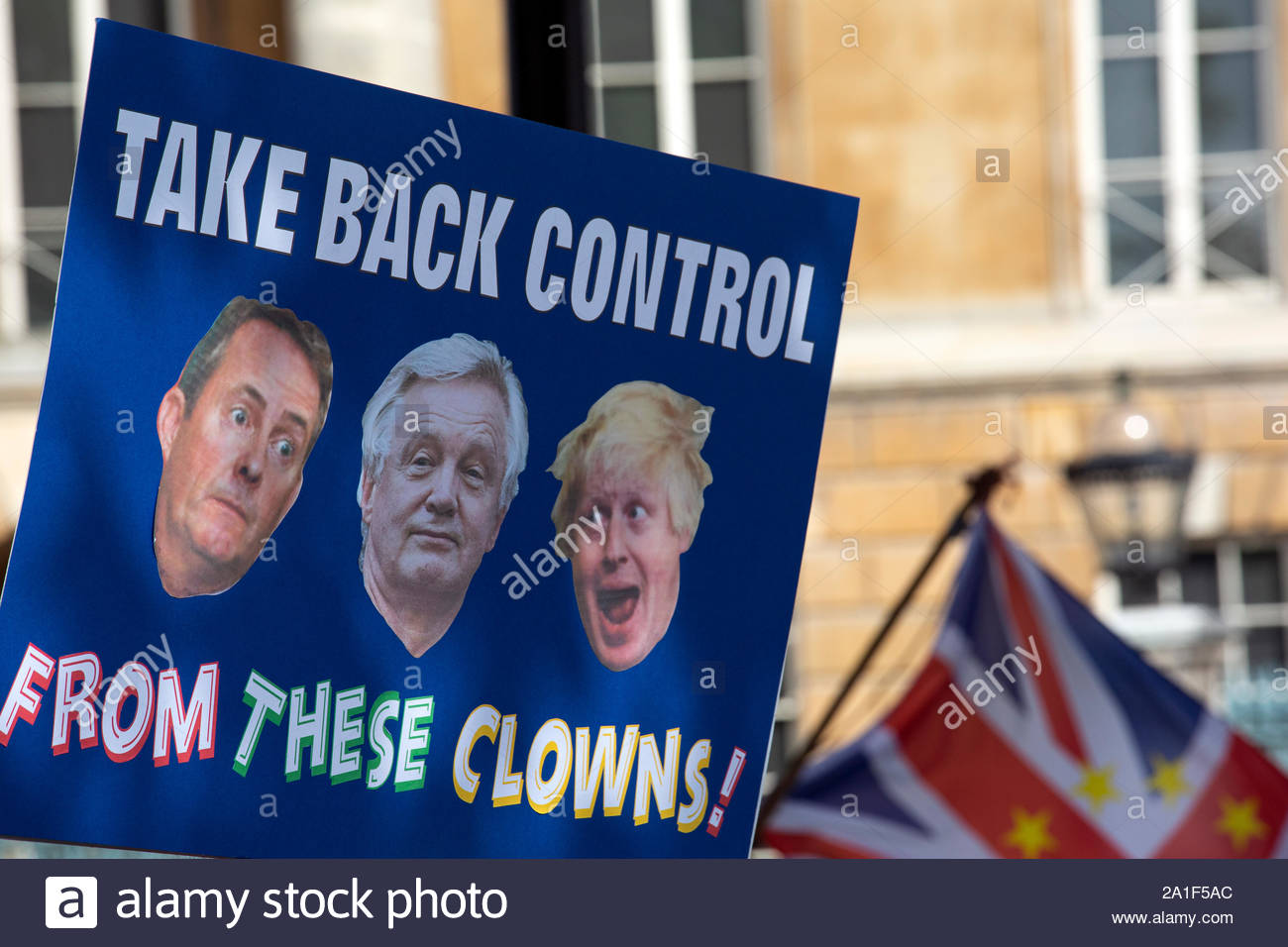 Immagini di Liam Fox, David Davies e Boris Johnson su una targhetta in corrispondenza di un anti-Brexit protestare con la union jack in background Foto Stock