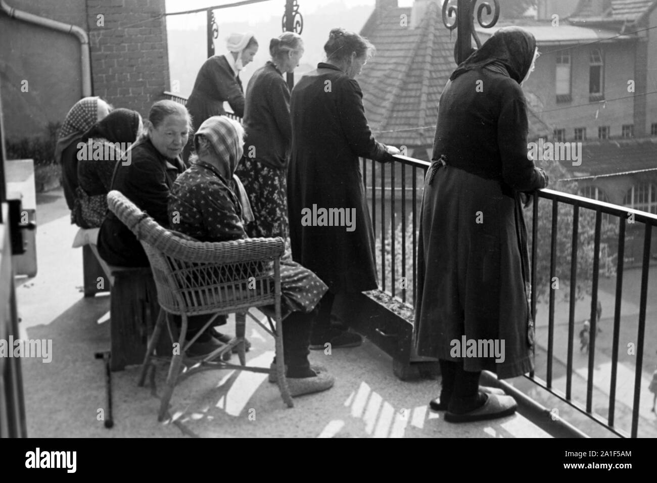 Ältere Frauen stehen auf einem Balkon eines Altersheims a Francoforte sull'Oder, Deutschland 1948. Donne anziane su un balcone di una vecchia casa di riposo a Frankfurt / Oder, Germania 1948. Foto Stock