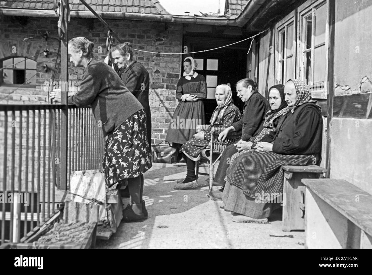 Ältere Frauen stehen auf einem Balkon eines Altersheims a Francoforte sull'Oder, Deutschland 1948. Donne anziane su un balcone di una vecchia casa di riposo a Frankfurt / Oder, Germania 1948. Foto Stock