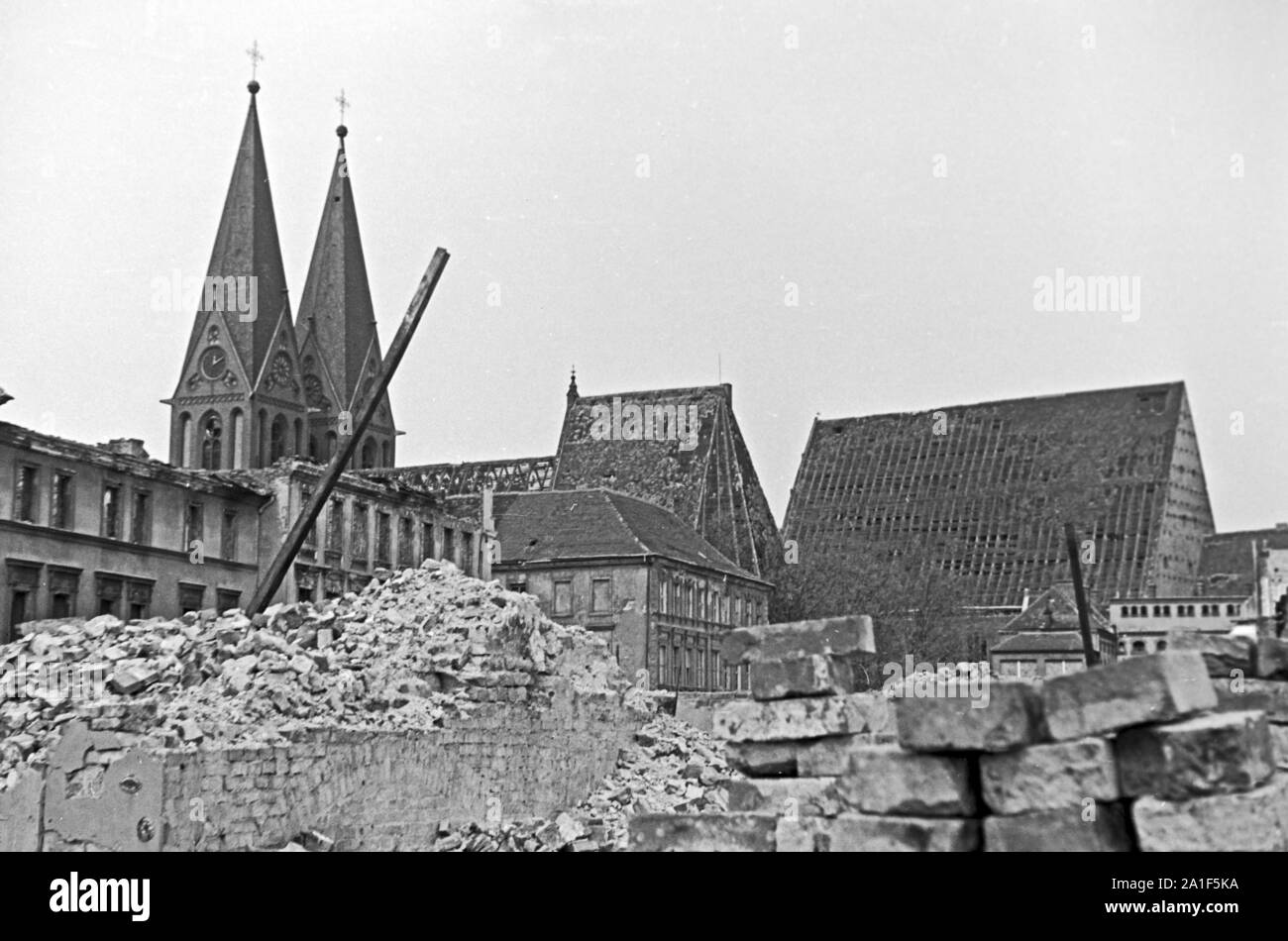 Inmitten der Trümmer von Franfurt an der Oder die Friedenskirche, ehemals alla Nicolaikirche oder Reformierte Kirche, Deutschland 1949. Tra il post guerra detriti di Frankfurt / oder la chiesa Friedenskirche, ex chiamato Nicolai chiesa o chiesa riformata, Germania 1949. Foto Stock