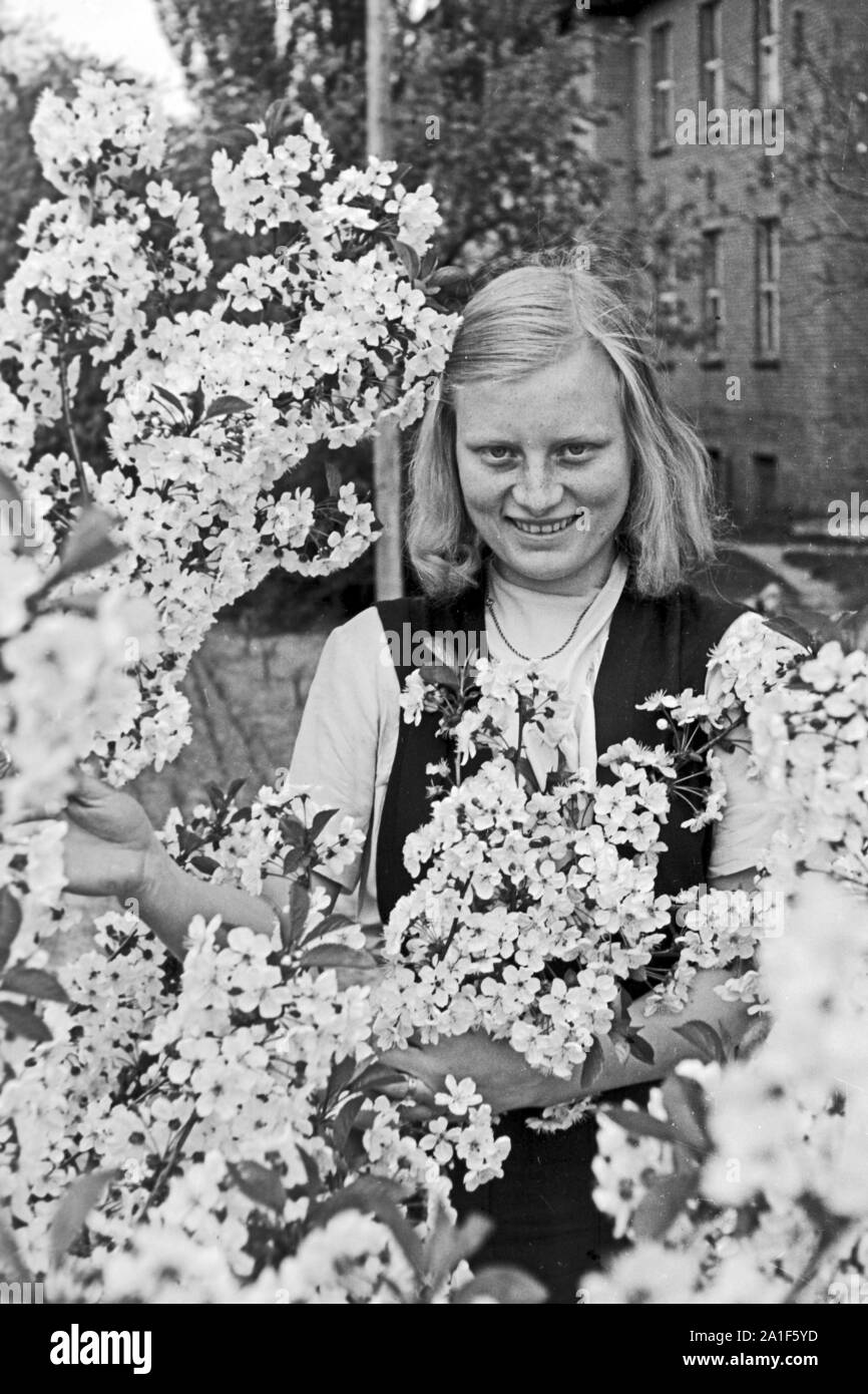 Mädchen m Pfarrgarten der Sankt Gertraud Kirche in Francoforte sull'Oder, Deutschland 1949. Ragazza al giardino della chiesa di santa Gertrude chiesa in Frankfurt / Oder, Germania 1949. Foto Stock