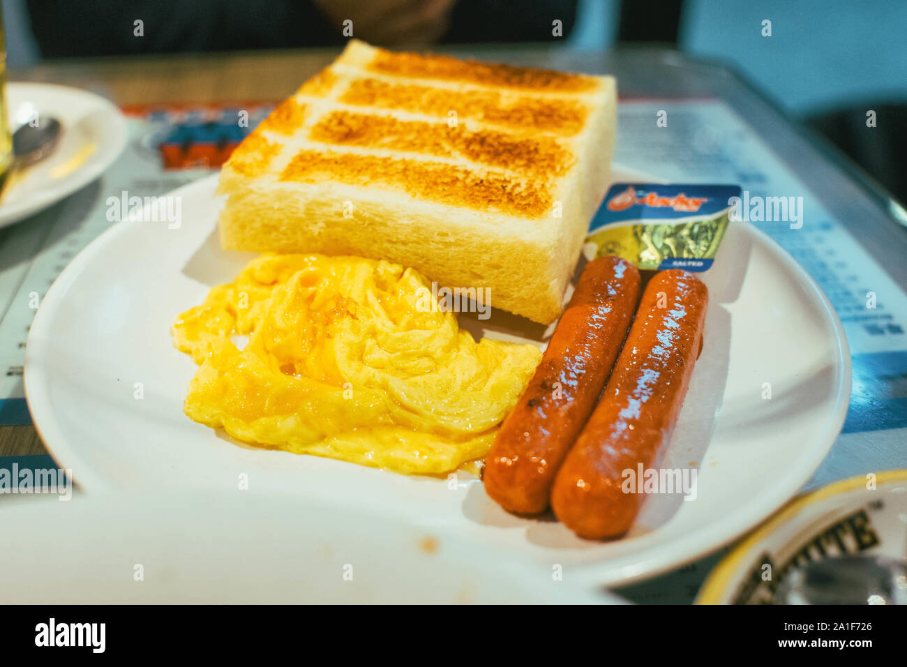 Salsiccia, uova e pane tostato set colazione a Hong Kong cha chaan teng/ cafe Foto Stock