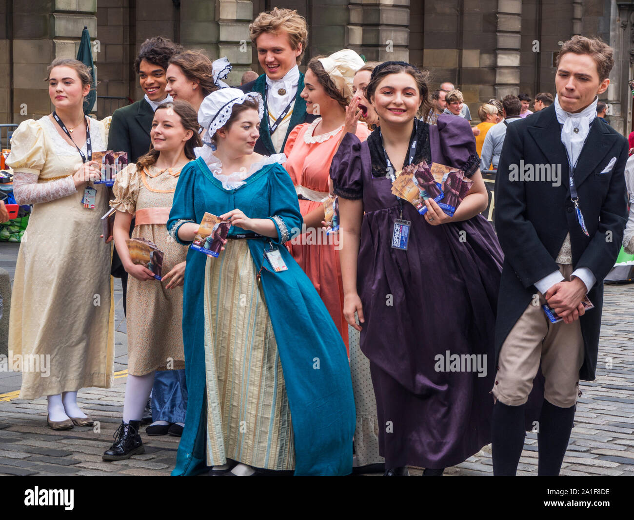 I membri del cast la promozione di una produzione di senso e sensibilità di Jane Austen sul Royal Mile durante la Edinburgh Fringe Agosto 2019 Edinburgh Foto Stock