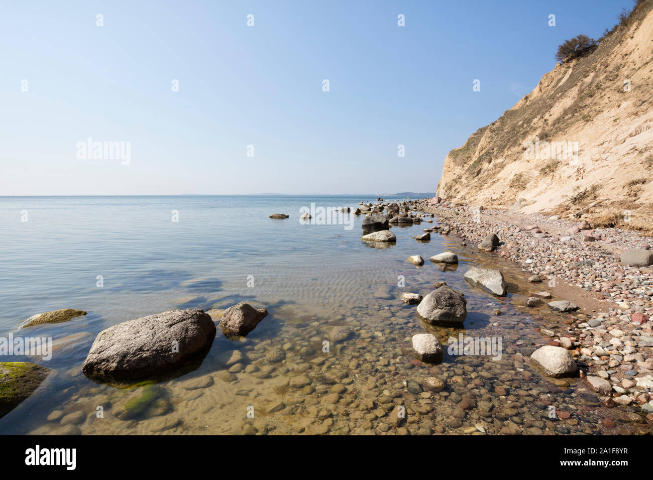 Le pietre a la ripida costa di Groß Zicker, Mönchgut, Rügen Island Foto Stock