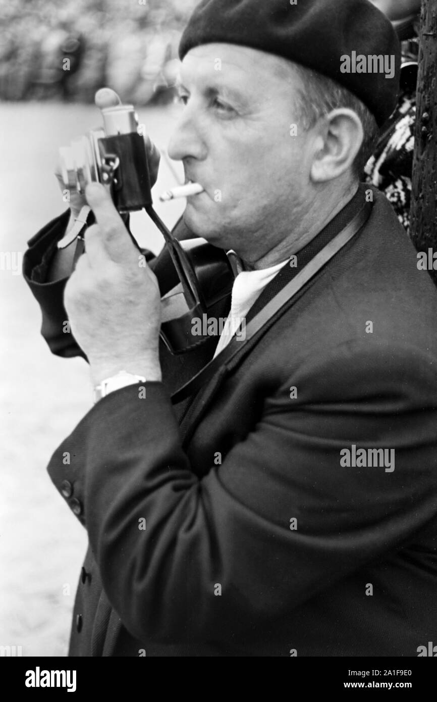 Fotograf beim Volksfest, Schleswig-Holstein, Deutschland, 1960er Jahre. Fotografo presso la Volksfest, Schleswig-Holstein, Germania, 1960s. Foto Stock