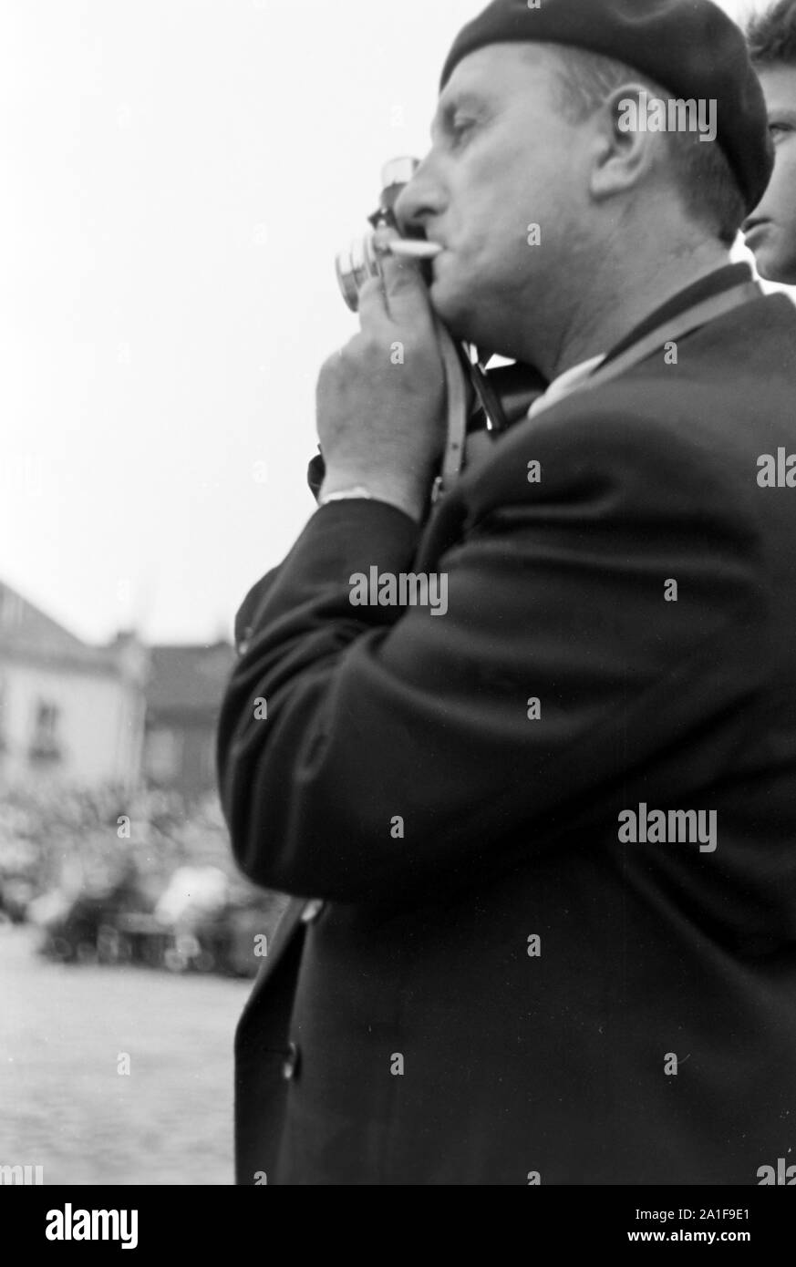 Fotograf beim Volksfest, Schleswig-Holstein, Deutschland, 1960er Jahre. Fotografo presso la Volksfest, Schleswig-Holstein, Germania, 1960s. Foto Stock