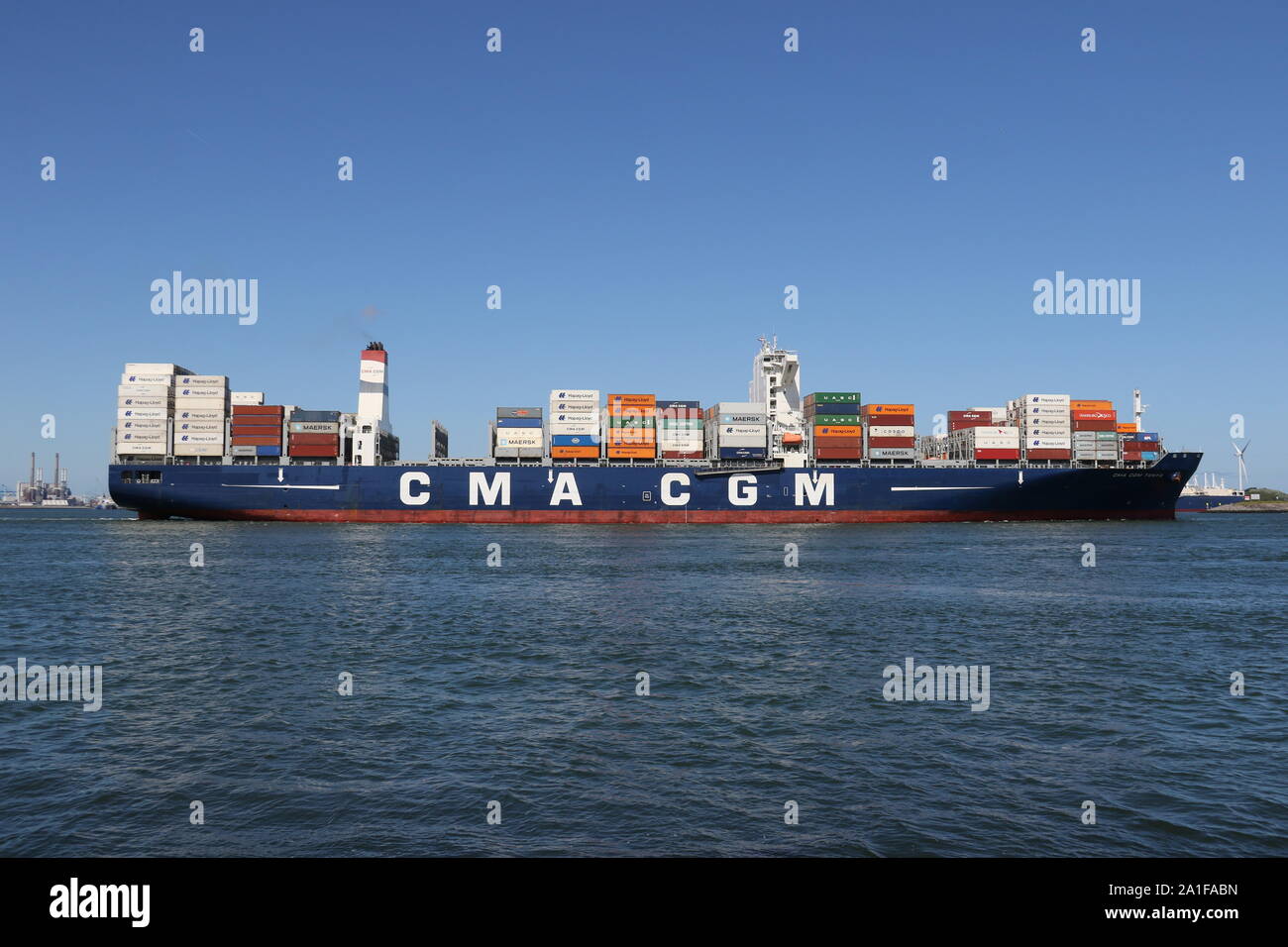 La nave portacontainer CMA CGM Tanya è di lasciare il porto di Rotterdam il 3 luglio 2019. Foto Stock