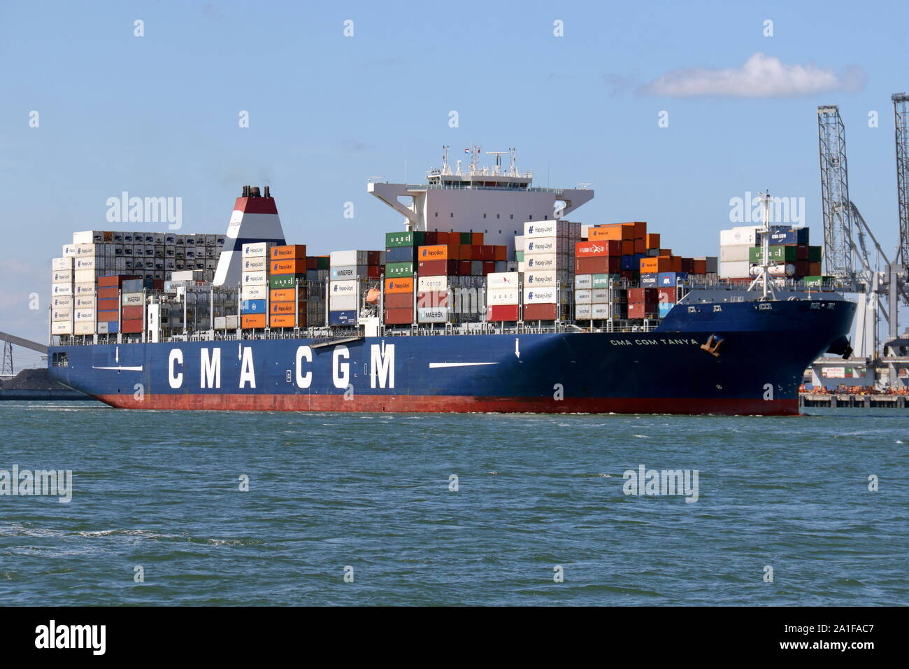 La nave portacontainer CMA CGM Tanya è di lasciare il porto di Rotterdam il 3 luglio 2019. Foto Stock