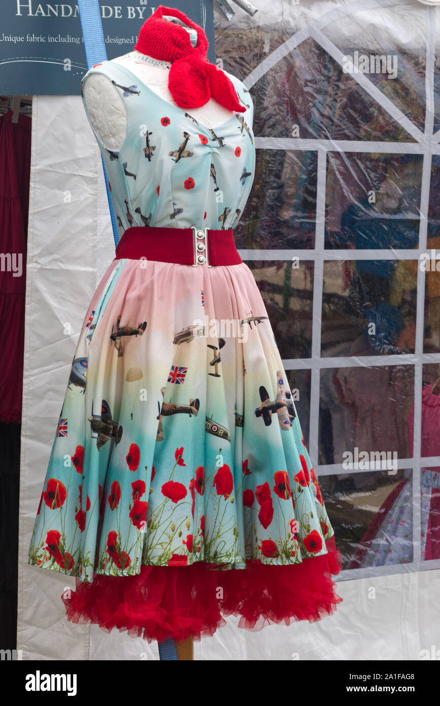 1940s elegante vestito con la battaglia di Briton memorial progettato in esso Foto Stock