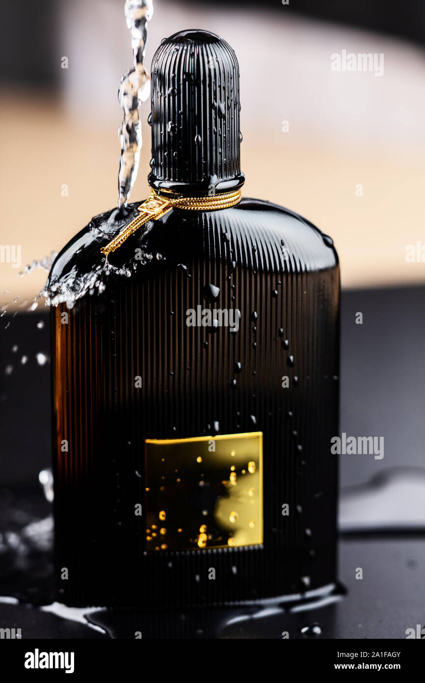 Bella la fotografia del profumo nero prodotto con acqua splash. Foto Stock