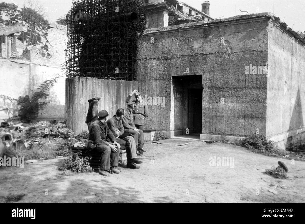 Soldaten und Polizei bewachen den Eingang zum Führerbunker im Garten der Neuen Reichskanzlei a Berlino, Deutschland 1946. Militari e polizia su sentinel all'ingresso del Fuehrerbunker nel giardino della Neue Reichskanzlei a Berlino, Germania 1946. Foto Stock