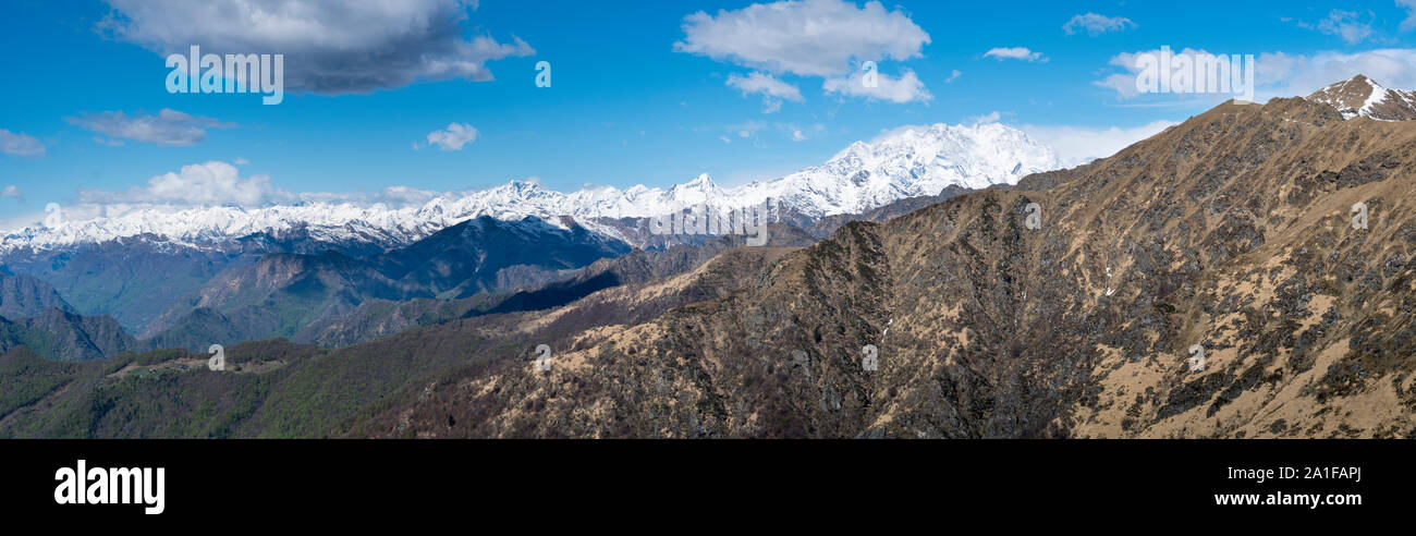 La gamma della montagna, il paesaggio alpino in primavera. Monte Rosa massiccio e sulle vicine montagne visto da Valsesia (Piemonte, Italia) Foto Stock