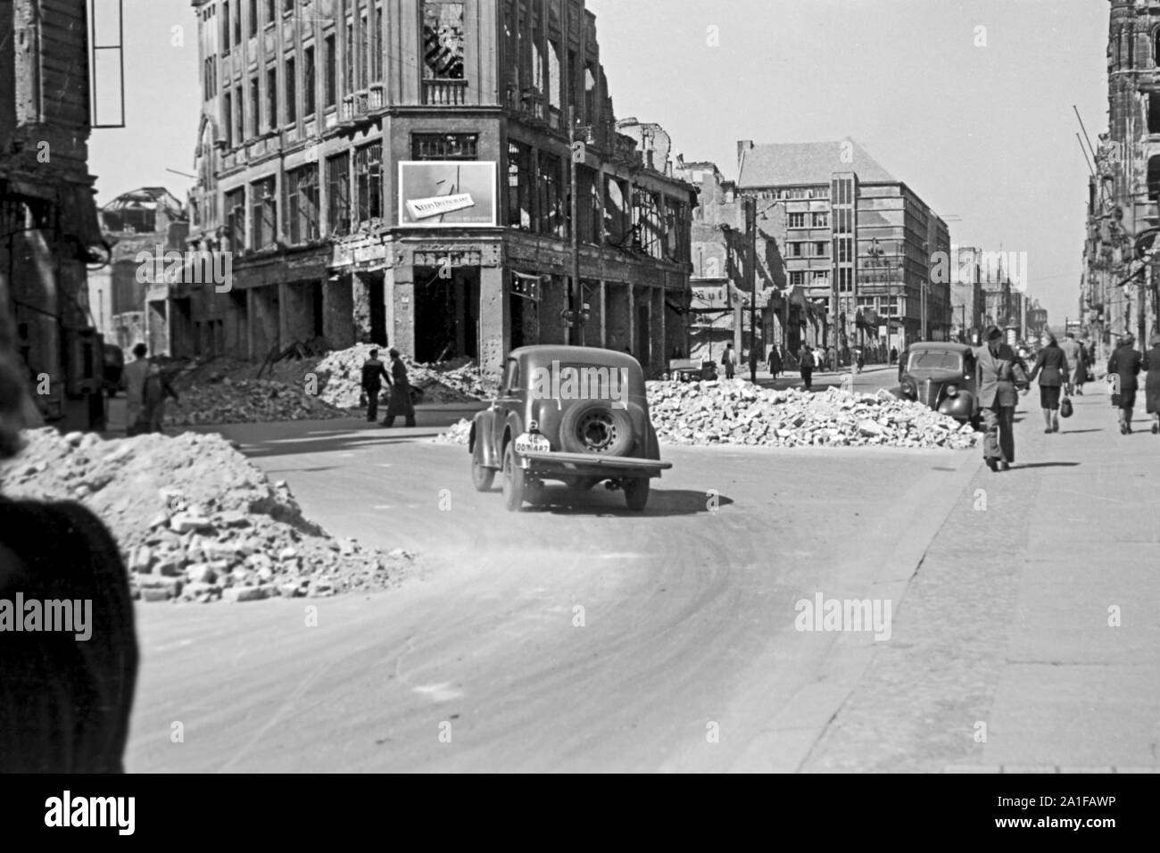 Alltagsleben in den strassen des zerstörten Berlino, Deutschland 1949. Media del post guerra la vita nelle strade di Berlino distrutte, Germania 1949. Foto Stock