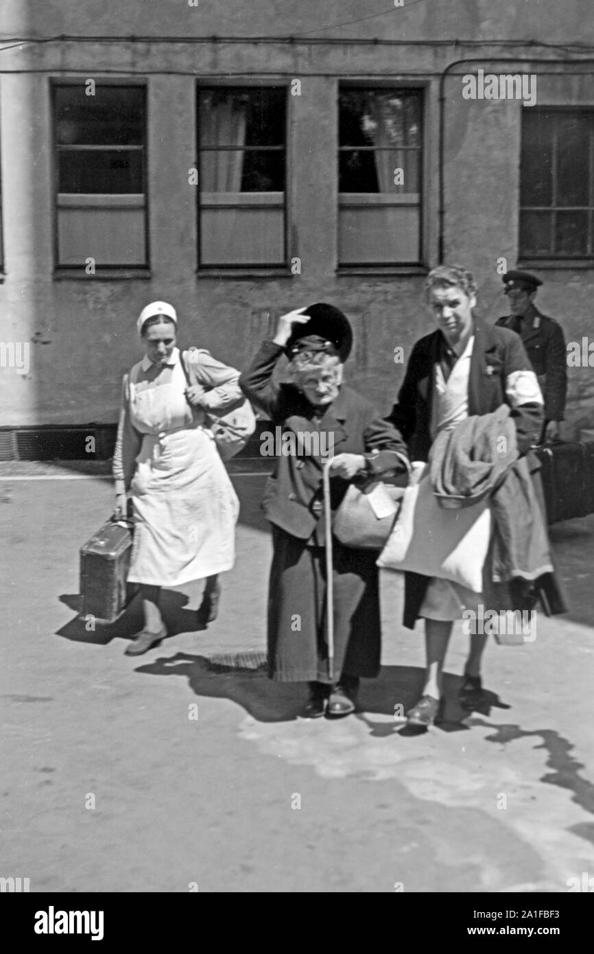 Die Bahnhofsmission hilft auch noch vier Jahre nach Kriegsende bei einer Familienzusammführung a Berlino, Deutschland 1949. Quattro anni dopo la fine di WW2 Bahnhofsmission il servizio sociale aiuta a portare insieme le famiglie a Berlino, Germania 1949. Foto Stock