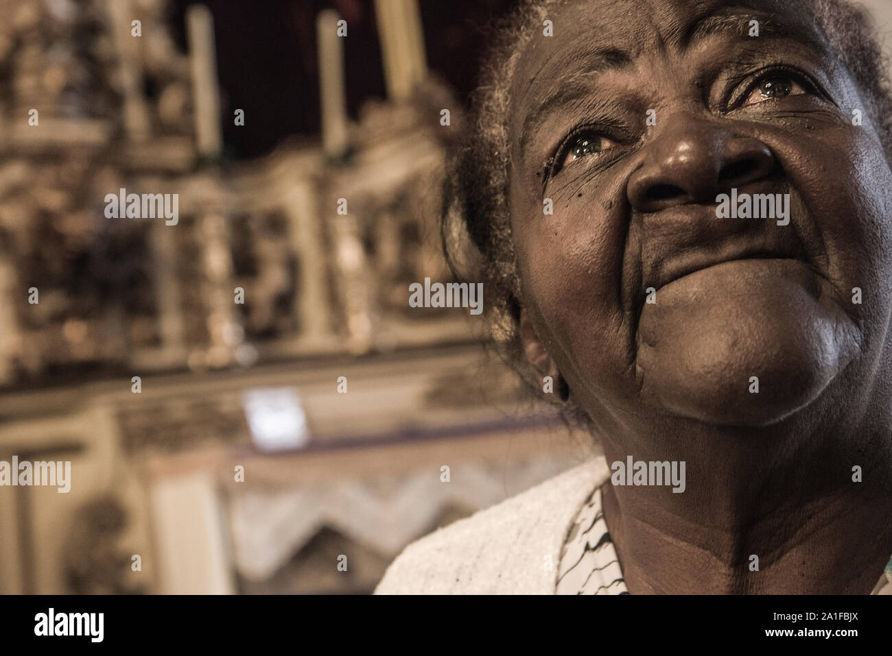 Afro-brasiliano donna orante presso la Basilica Cattedrale di Nostra Signora del Pilar Foto Stock