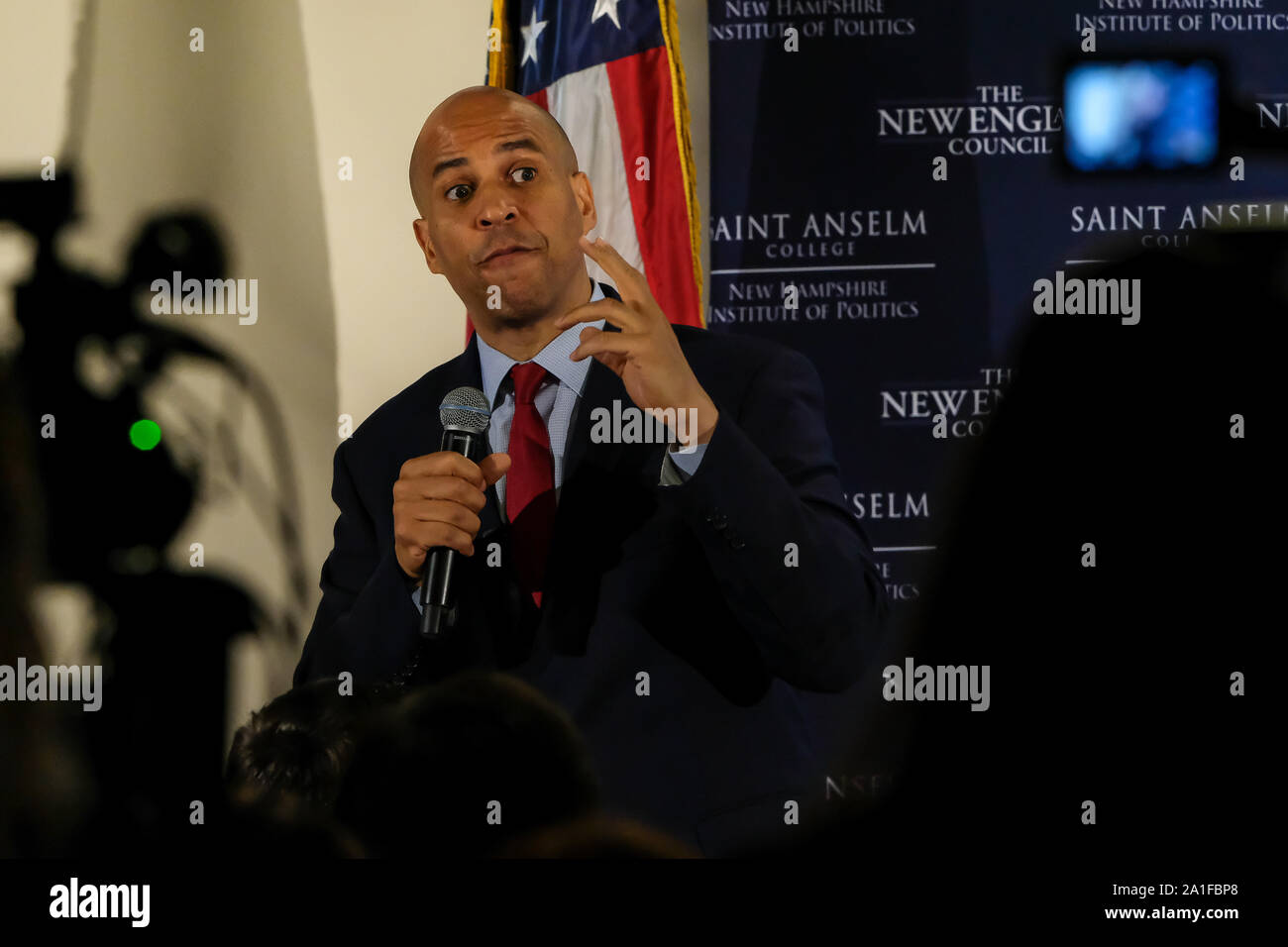 New Jersey il senatore e candidato presidenziale Cory Booker campagne a "Politica e uova" a Bedford. Foto Stock