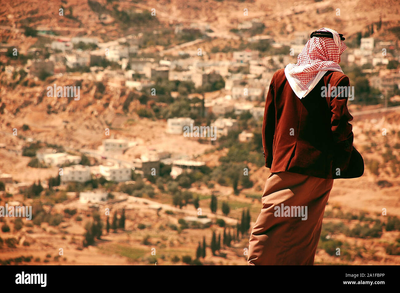 Jordanian uomo arabi che indossa gli abiti tradizionali in cima alla collina Foto Stock