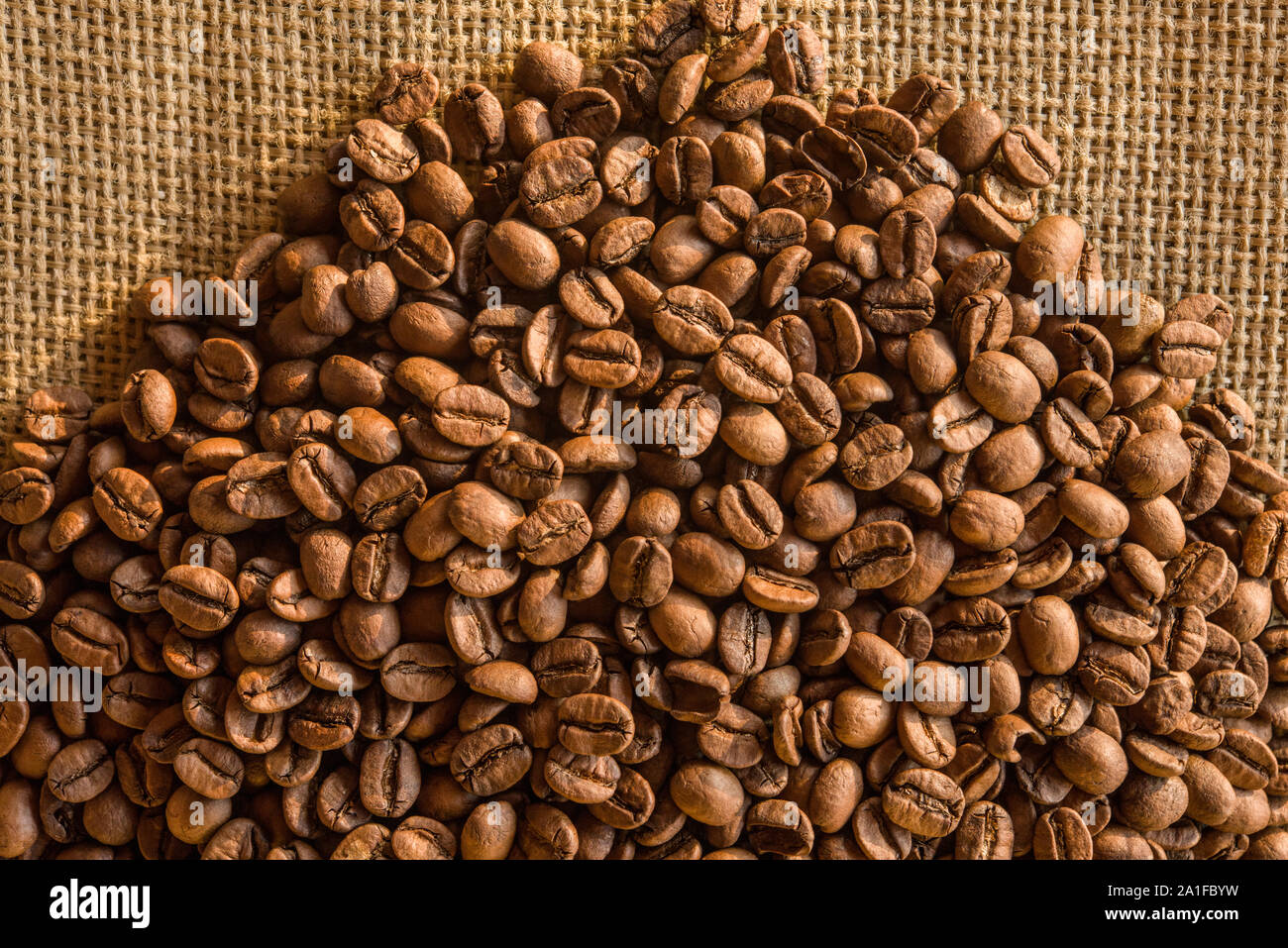 Grani dei migliori caffè brasiliani e sacco di iuta su sfondo Foto Stock