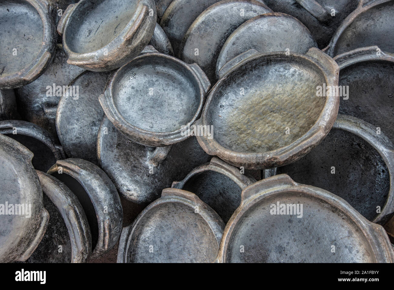 Ceramiche impilate fabbricato teglie di argilla Foto Stock