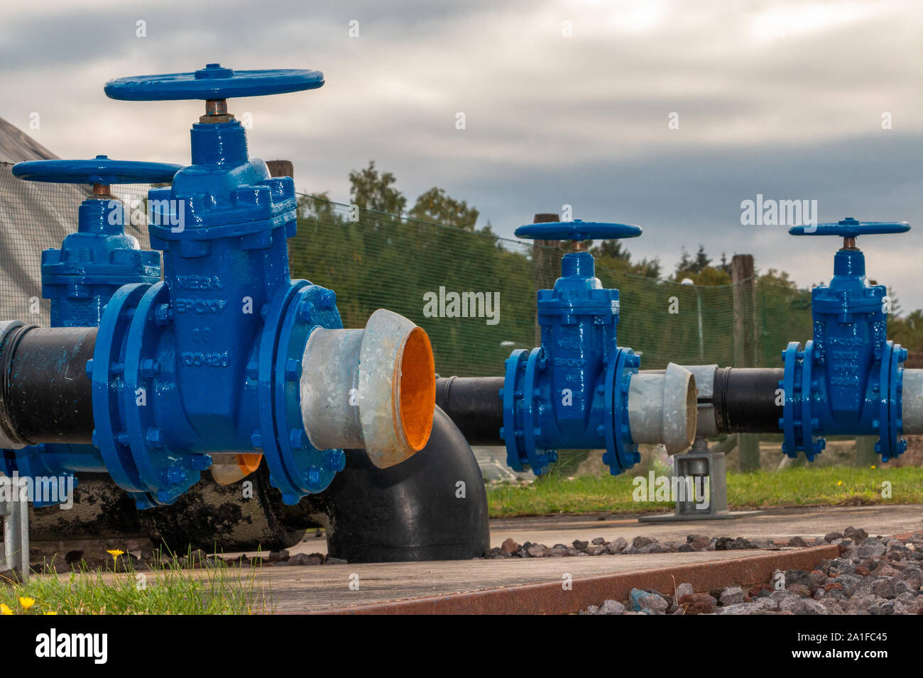 Valvole di blu per acqua di sorgente di trasporto dopo la purificazione di acqua e la pulizia Foto Stock